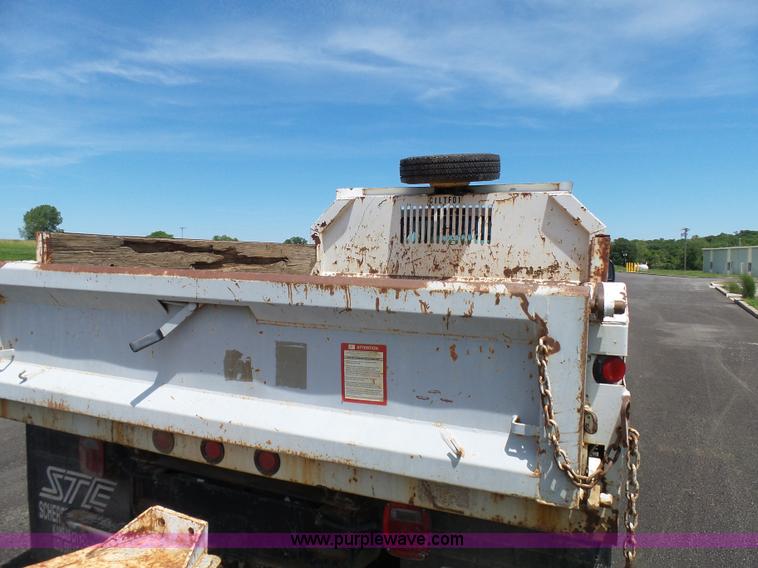 image for item L7052 2002 Ford F450 Super Duty XLT Crew Cab dump bed truck
