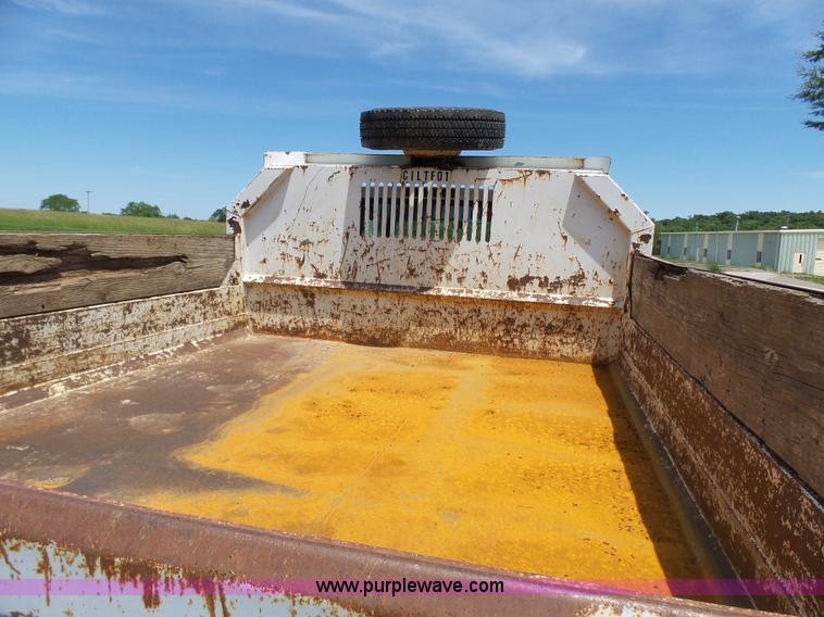 image for item L7052 2002 Ford F450 Super Duty XLT Crew Cab dump bed truck