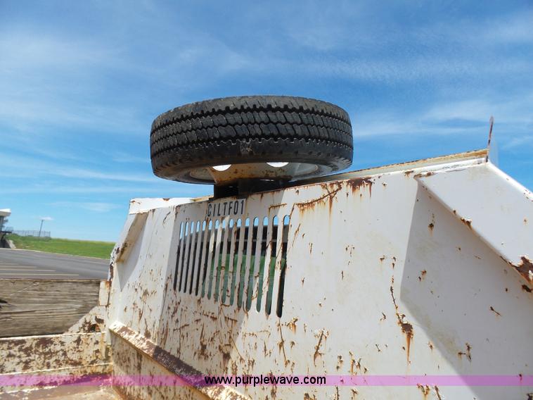 image for item L7052 2002 Ford F450 Super Duty XLT Crew Cab dump bed truck