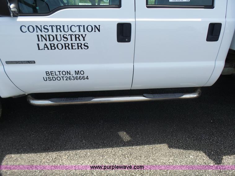 image for item L7052 2002 Ford F450 Super Duty XLT Crew Cab dump bed truck