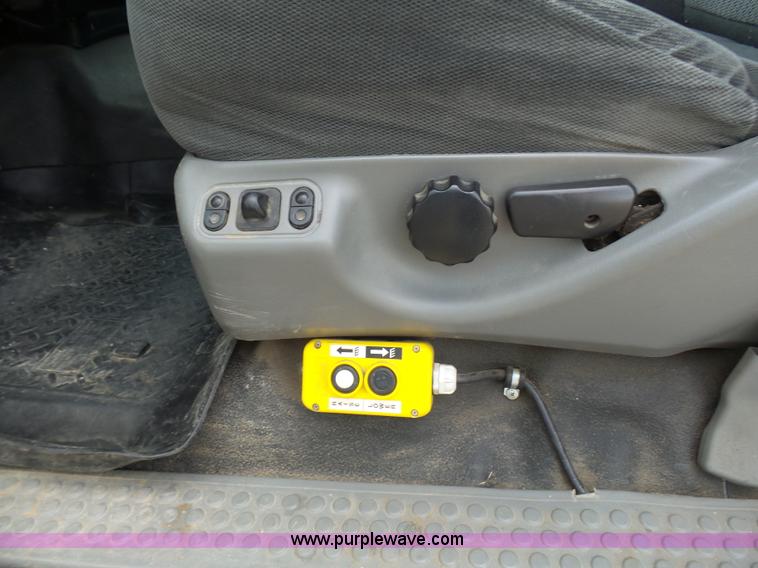 image for item L7052 2002 Ford F450 Super Duty XLT Crew Cab dump bed truck