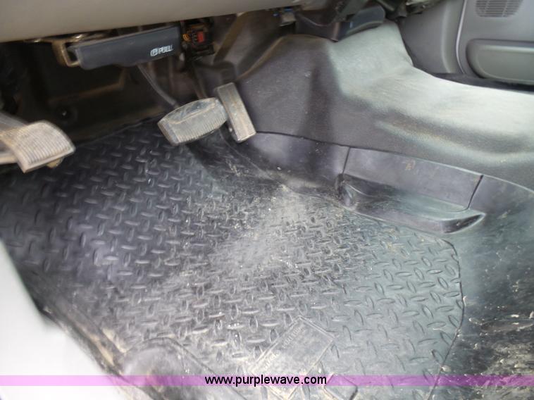 image for item L7052 2002 Ford F450 Super Duty XLT Crew Cab dump bed truck