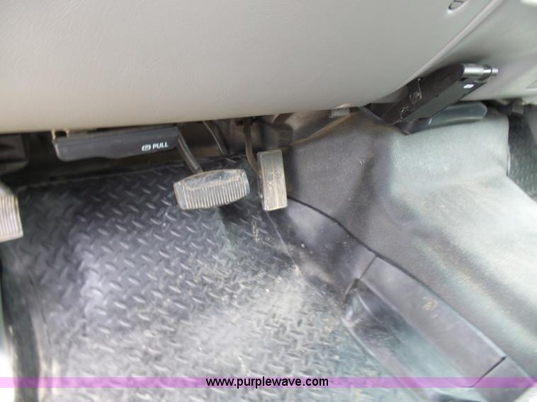 image for item L7052 2002 Ford F450 Super Duty XLT Crew Cab dump bed truck