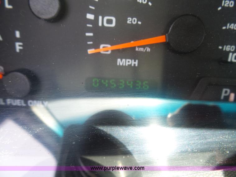 image for item L7052 2002 Ford F450 Super Duty XLT Crew Cab dump bed truck