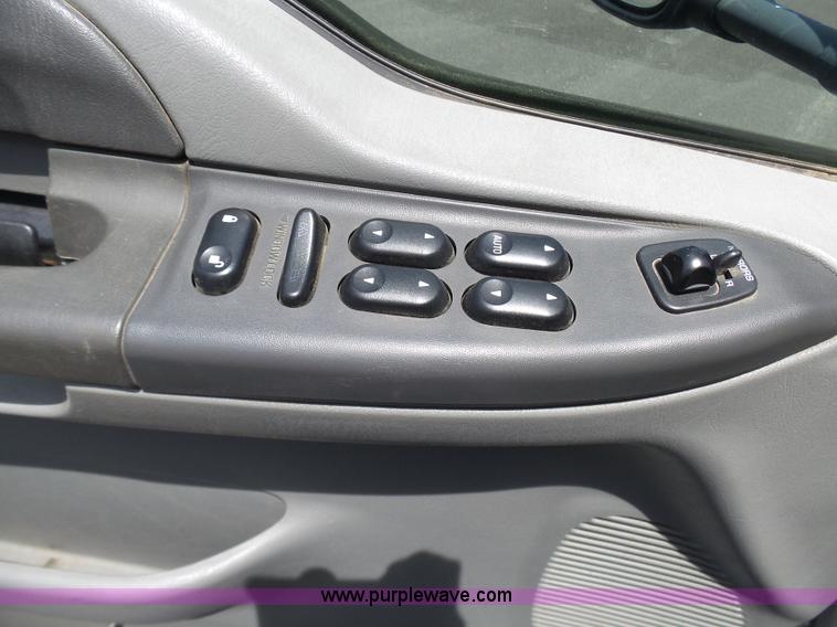 image for item L7052 2002 Ford F450 Super Duty XLT Crew Cab dump bed truck