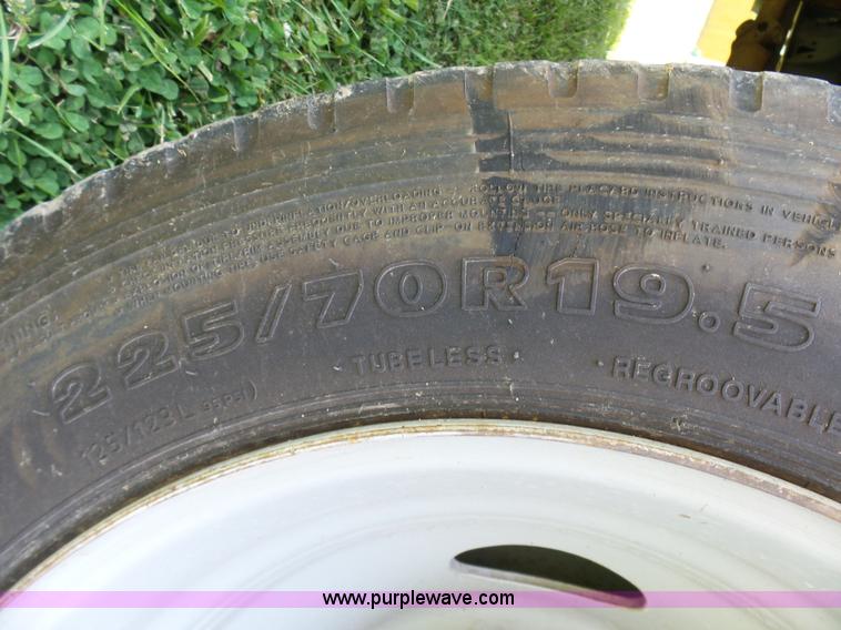 image for item L7062 2008 Ford F550 Super Duty Crew Cab flatbed truck