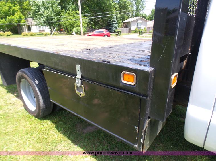image for item L7062 2008 Ford F550 Super Duty Crew Cab flatbed truck
