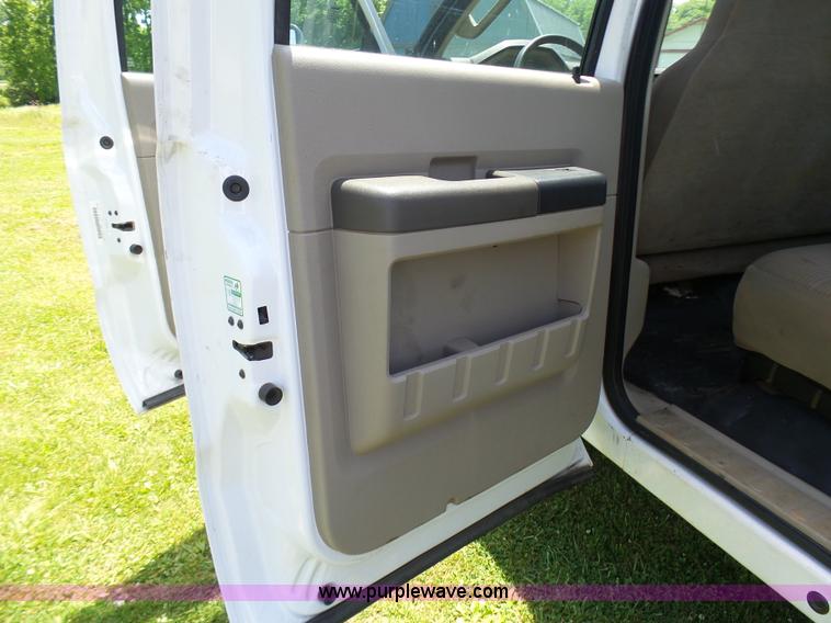 image for item L7062 2008 Ford F550 Super Duty Crew Cab flatbed truck