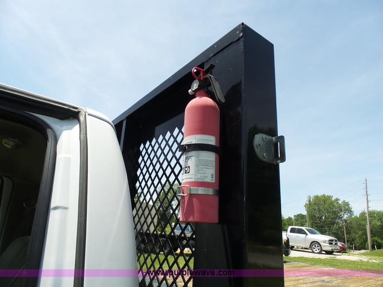 image for item L7062 2008 Ford F550 Super Duty Crew Cab flatbed truck