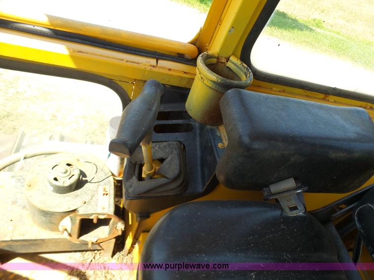 image for item L7073 1994 John Deere 650G dozer