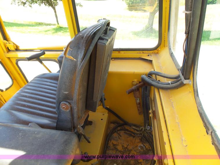 image for item L7073 1994 John Deere 650G dozer