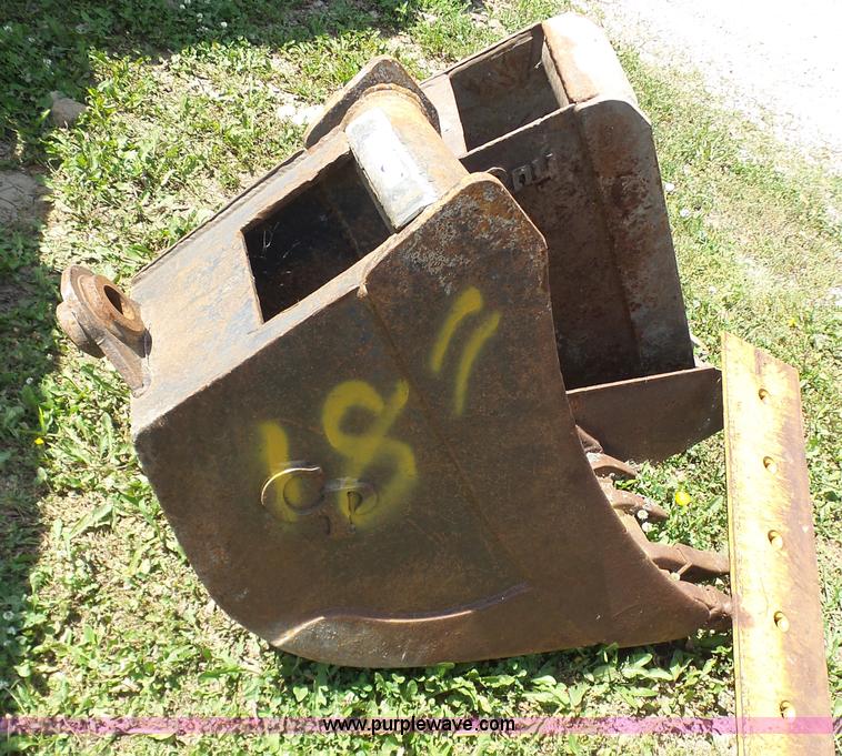 image for item N9395 Wain Roy bucket