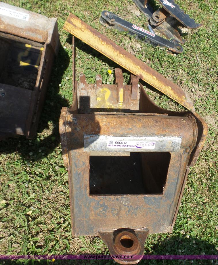 image for item N9395 Wain Roy bucket