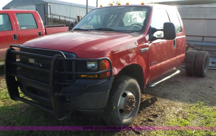 image for item AG9243 2006 Ford F350 Super Duty Ext. Cab pickup truck cab and chassis