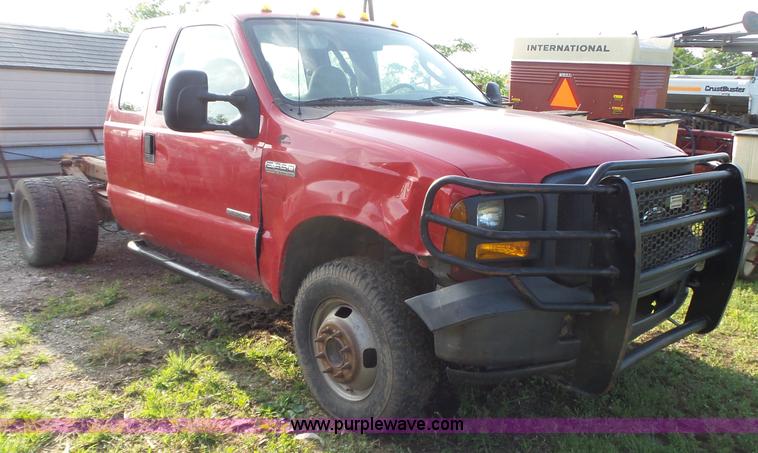 image for item AG9243 2006 Ford F350 Super Duty Ext. Cab pickup truck cab and chassis