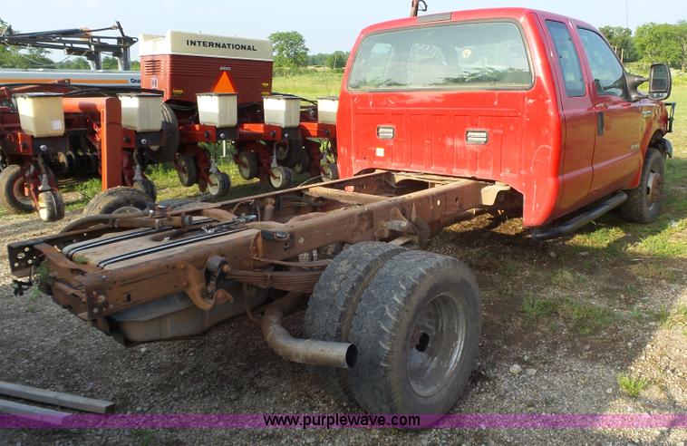 image for item AG9243 2006 Ford F350 Super Duty Ext. Cab pickup truck cab and chassis