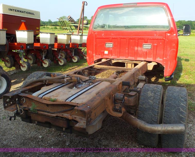 image for item AG9243 2006 Ford F350 Super Duty Ext. Cab pickup truck cab and chassis