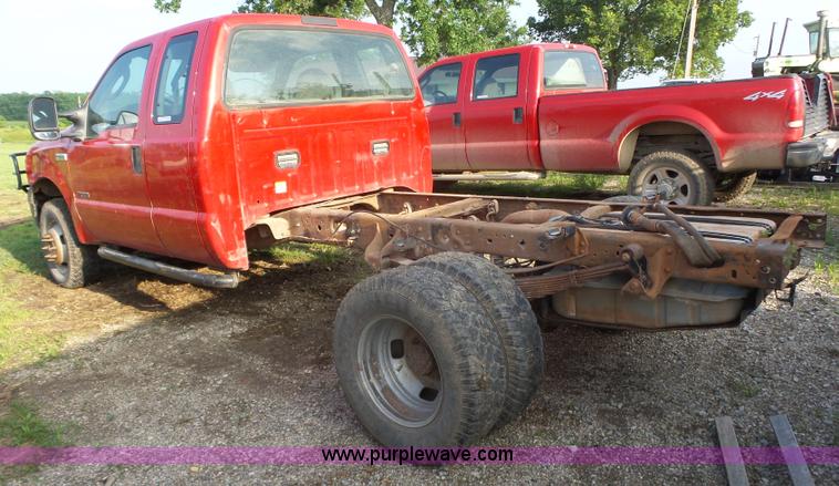 image for item AG9243 2006 Ford F350 Super Duty Ext. Cab pickup truck cab and chassis