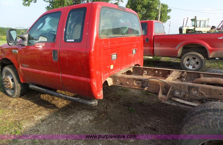 image for item AG9243 2006 Ford F350 Super Duty Ext. Cab pickup truck cab and chassis
