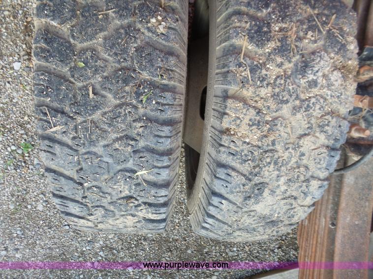 image for item AG9243 2006 Ford F350 Super Duty Ext. Cab pickup truck cab and chassis