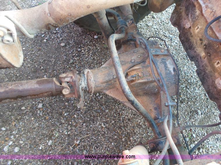 image for item AG9243 2006 Ford F350 Super Duty Ext. Cab pickup truck cab and chassis