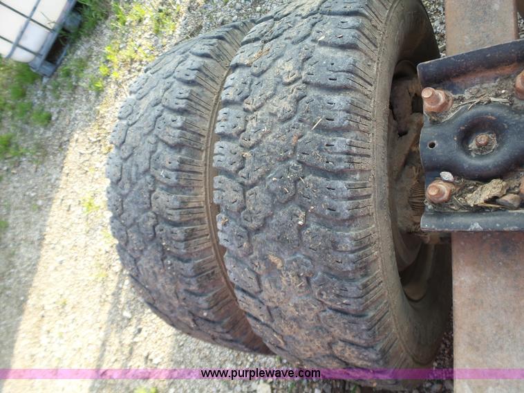 image for item AG9243 2006 Ford F350 Super Duty Ext. Cab pickup truck cab and chassis