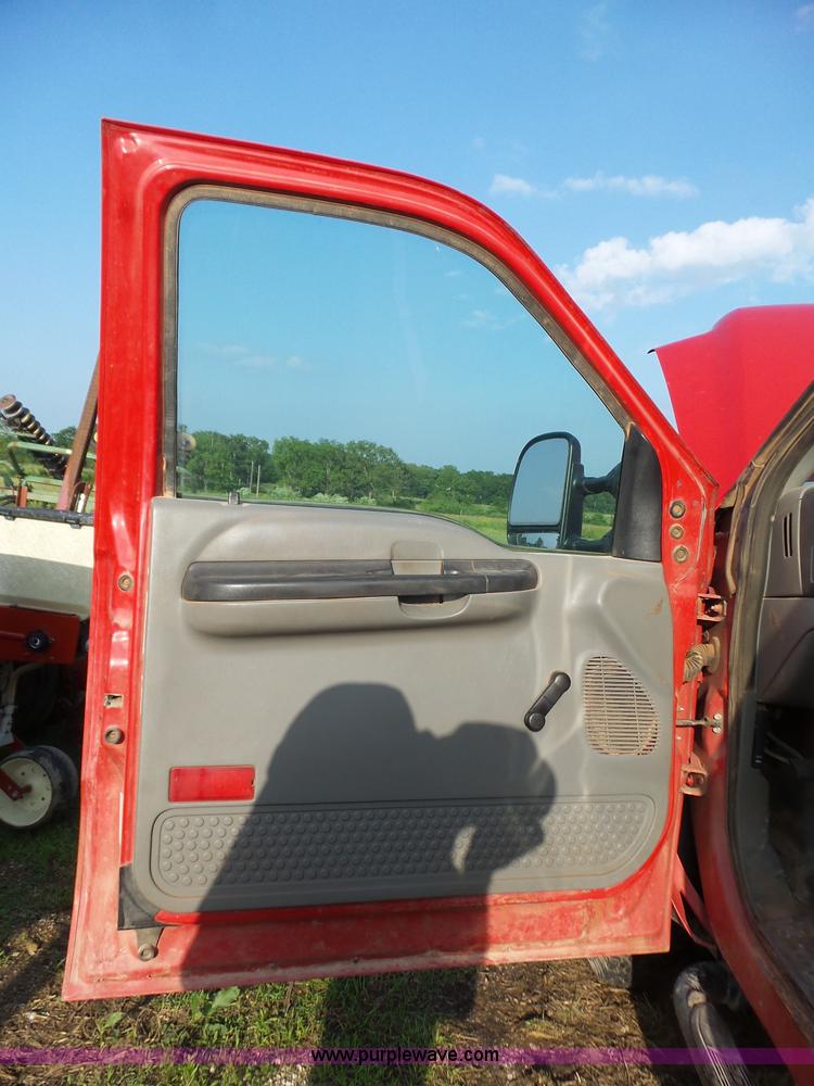 image for item AG9243 2006 Ford F350 Super Duty Ext. Cab pickup truck cab and chassis