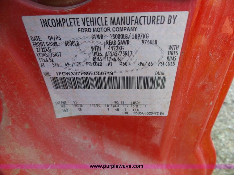 image for item AG9243 2006 Ford F350 Super Duty Ext. Cab pickup truck cab and chassis