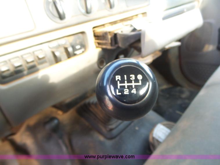 image for item AG9243 2006 Ford F350 Super Duty Ext. Cab pickup truck cab and chassis