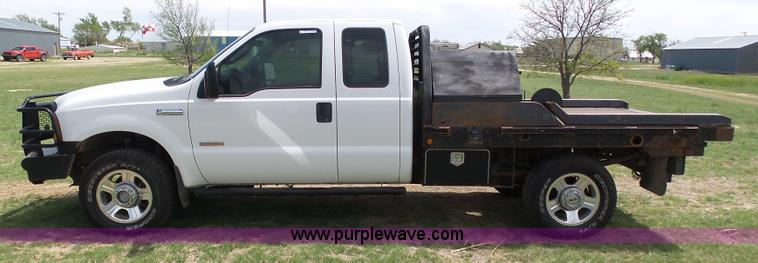 image for item AR9358 2006 Ford F350 Super Duty XL SuperCab flatbed pickup truck