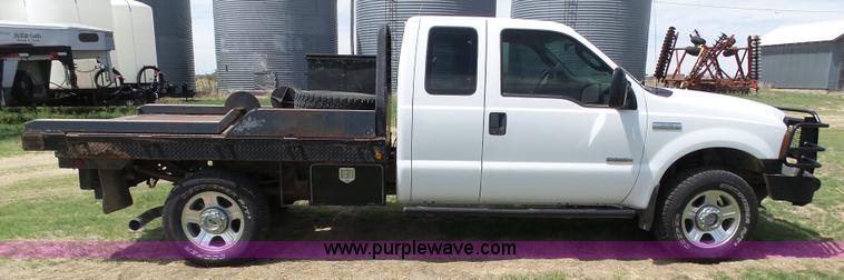 image for item AR9358 2006 Ford F350 Super Duty XL SuperCab flatbed pickup truck