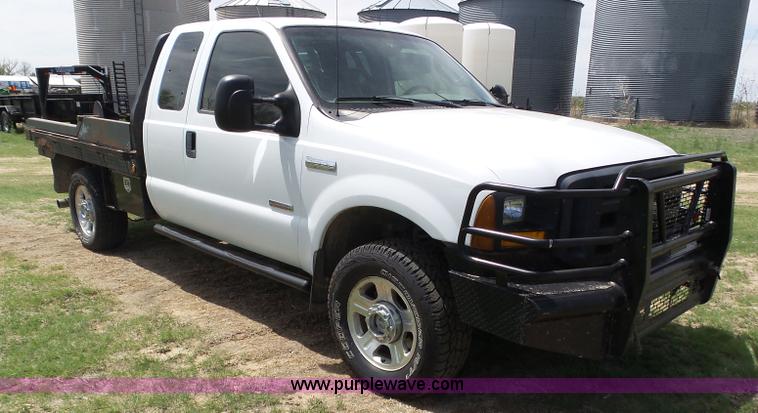 image for item AR9358 2006 Ford F350 Super Duty XL SuperCab flatbed pickup truck