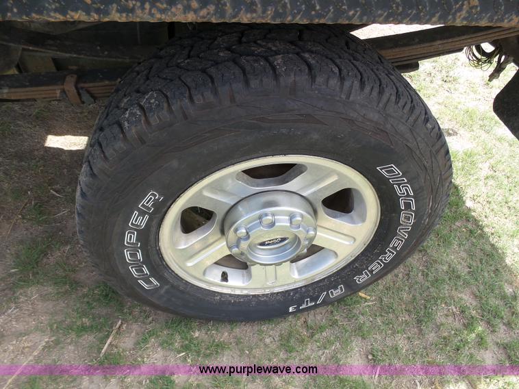 image for item AR9358 2006 Ford F350 Super Duty XL SuperCab flatbed pickup truck