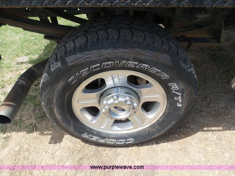 image for item AR9358 2006 Ford F350 Super Duty XL SuperCab flatbed pickup truck