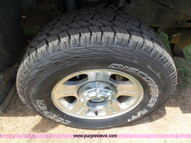 image for item AR9358 2006 Ford F350 Super Duty XL SuperCab flatbed pickup truck