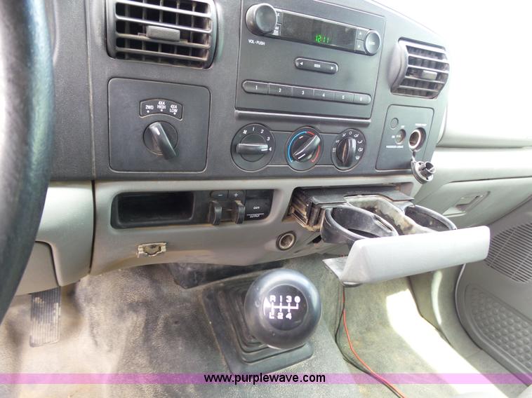 image for item AR9358 2006 Ford F350 Super Duty XL SuperCab flatbed pickup truck