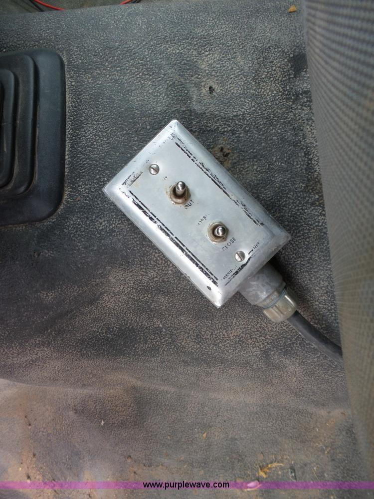 image for item AR9358 2006 Ford F350 Super Duty XL SuperCab flatbed pickup truck