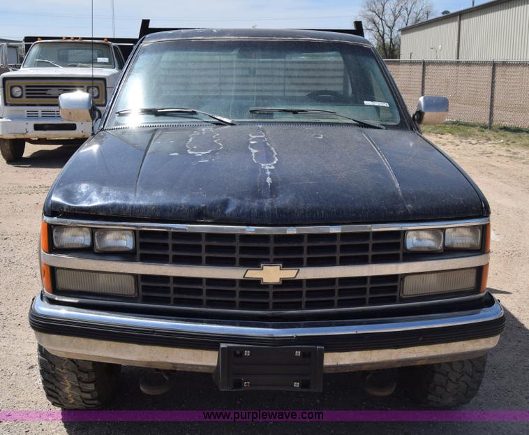 image for item BF9993 1989 Chevrolet 2500 flatbed pickup truck