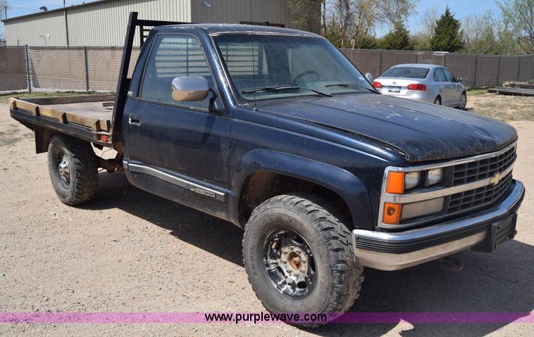 image for item BF9993 1989 Chevrolet 2500 flatbed pickup truck