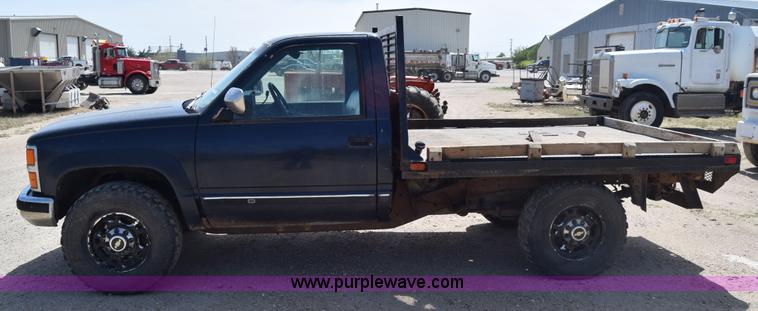 image for item BF9993 1989 Chevrolet 2500 flatbed pickup truck
