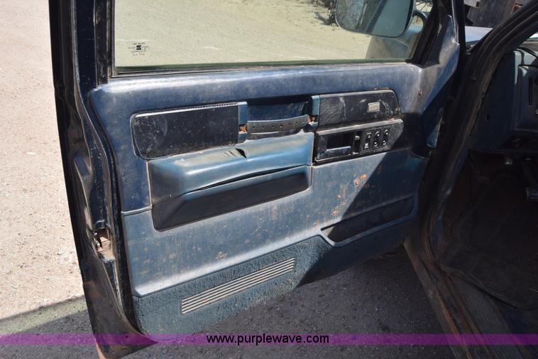 image for item BF9993 1989 Chevrolet 2500 flatbed pickup truck