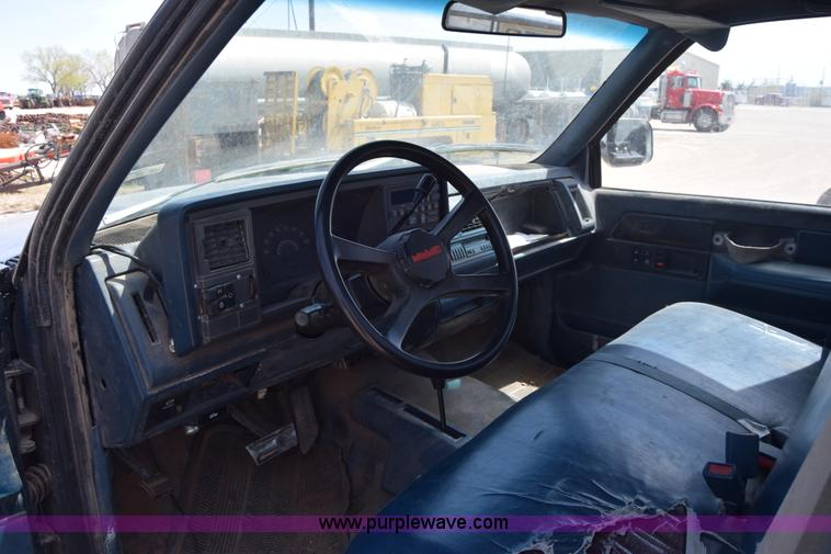 image for item BF9993 1989 Chevrolet 2500 flatbed pickup truck