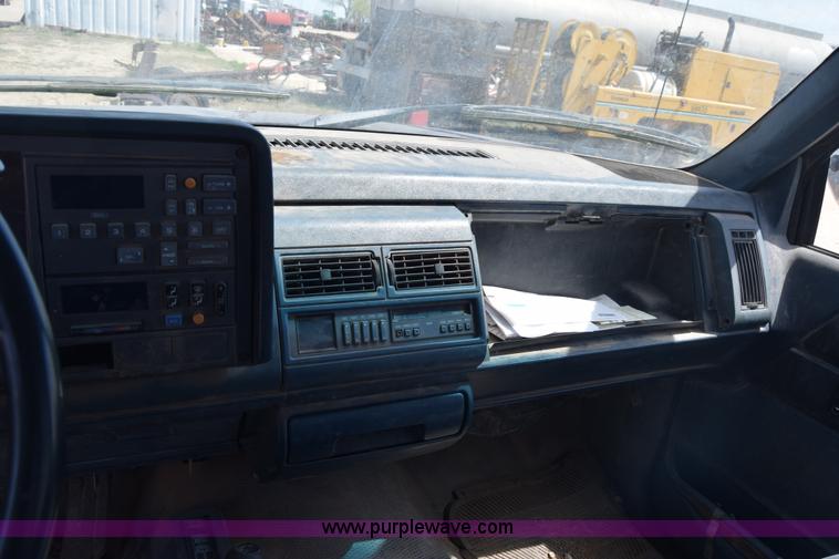 image for item BF9993 1989 Chevrolet 2500 flatbed pickup truck