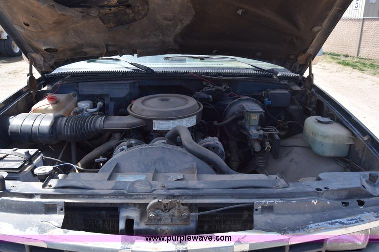 image for item BF9993 1989 Chevrolet 2500 flatbed pickup truck