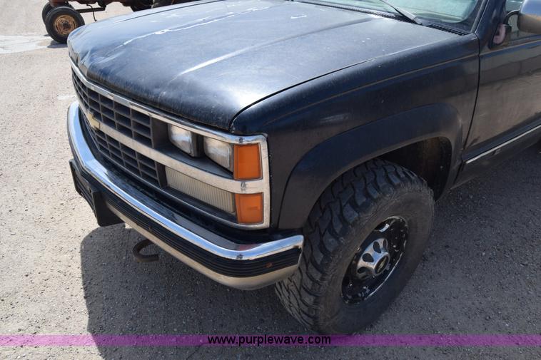 image for item BF9993 1989 Chevrolet 2500 flatbed pickup truck