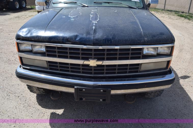 image for item BF9993 1989 Chevrolet 2500 flatbed pickup truck