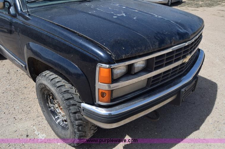 image for item BF9993 1989 Chevrolet 2500 flatbed pickup truck