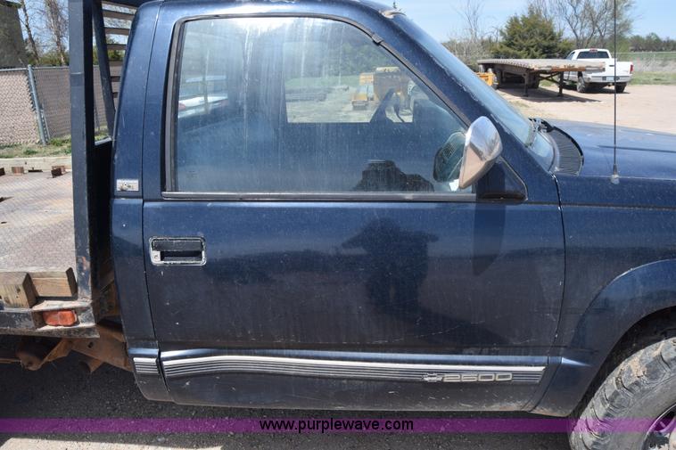 image for item BF9993 1989 Chevrolet 2500 flatbed pickup truck