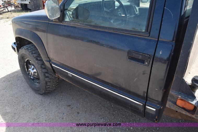 image for item BF9993 1989 Chevrolet 2500 flatbed pickup truck