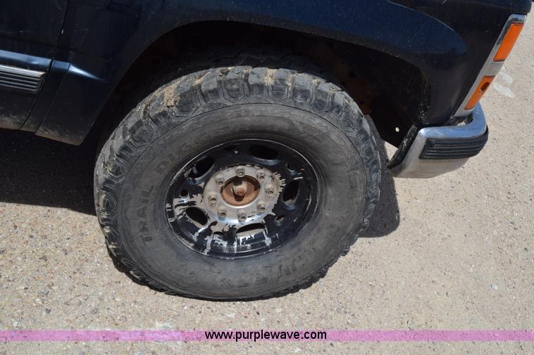 image for item BF9993 1989 Chevrolet 2500 flatbed pickup truck